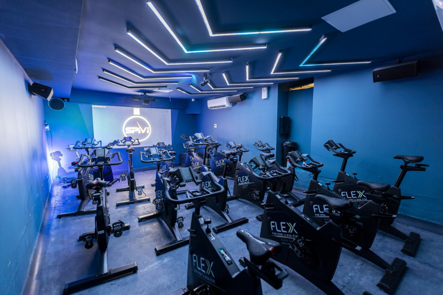 Salle de cycling au club flexx à nice
