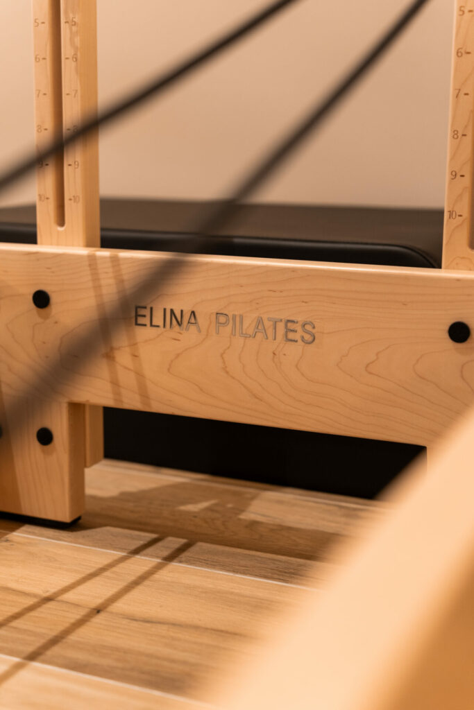 Détail de la machine Pilates Reformer utilisée au club Flexx Nice
