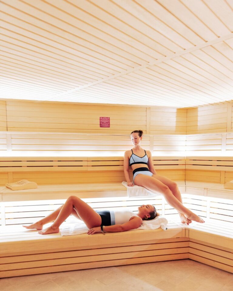 2 membres dans le sauna du club Flexx Nice