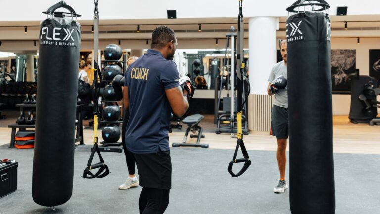 Coach sportif Flexx Nice entrain de donner un cours de boxe