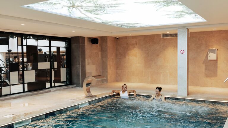 2 membres Flexx entrain de se baigner dans la piscine