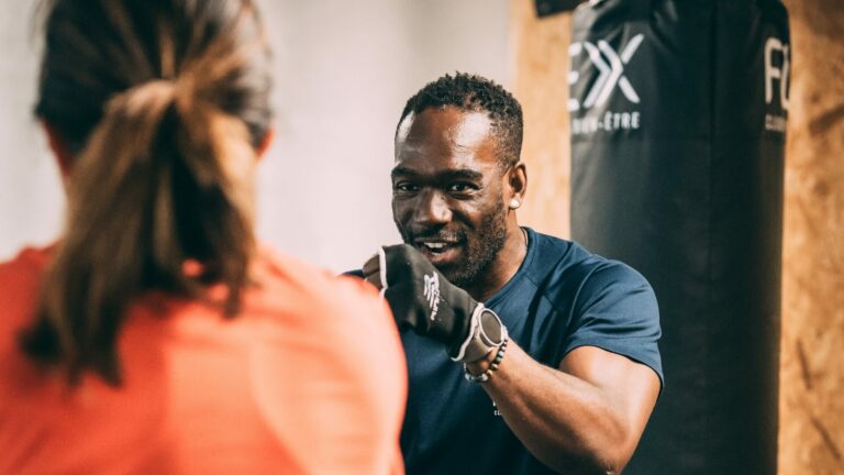 Coach entrain de donner un cours de boxe nice