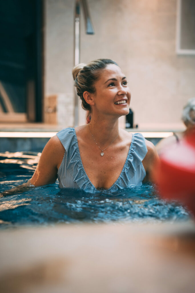 Membre Flexx entrain de faire un cours d'aquagym