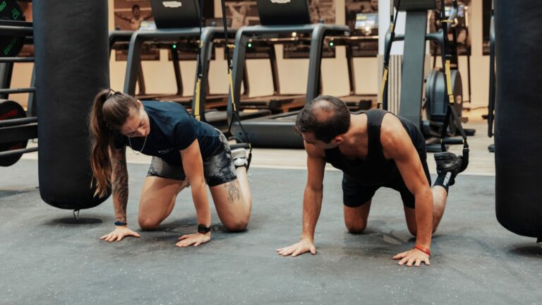 Coach au club Flexx à nice entrain de montrer un mouvement à un membre