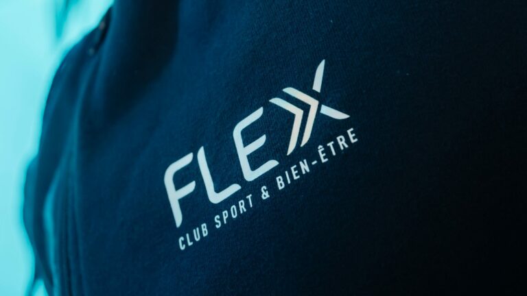 Pull d'une coach au club Flexx à Nice avec le logo