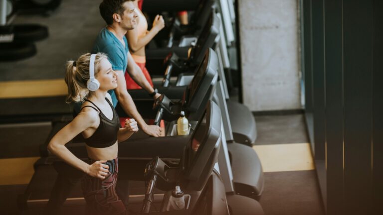 Groupe de personne entrain de faire du cardio sur des tapis de course