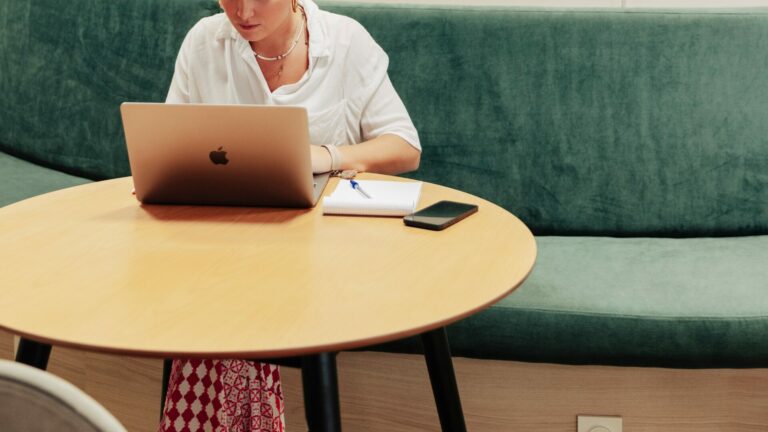 Femme entrain de travailler au coworking du Flexx