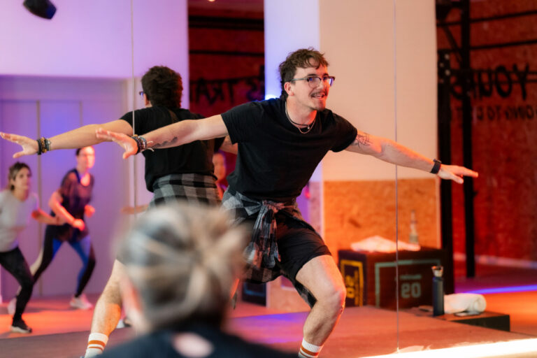 Coach flexx qui donne un cours de danse